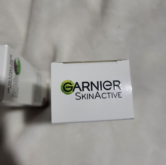 Garnier SkinActive Charcoal Black Mask - Picture 2 of 9